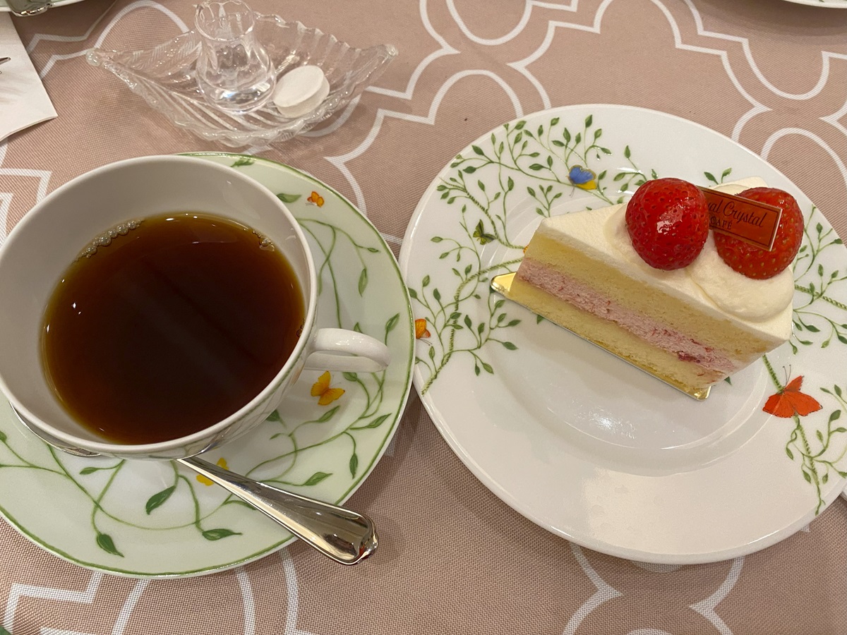 ケーキと一緒にコーヒーを