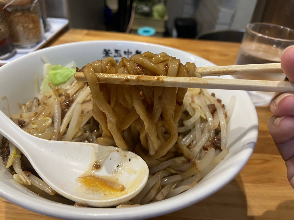 太麺とタレがよく絡んでおいしい