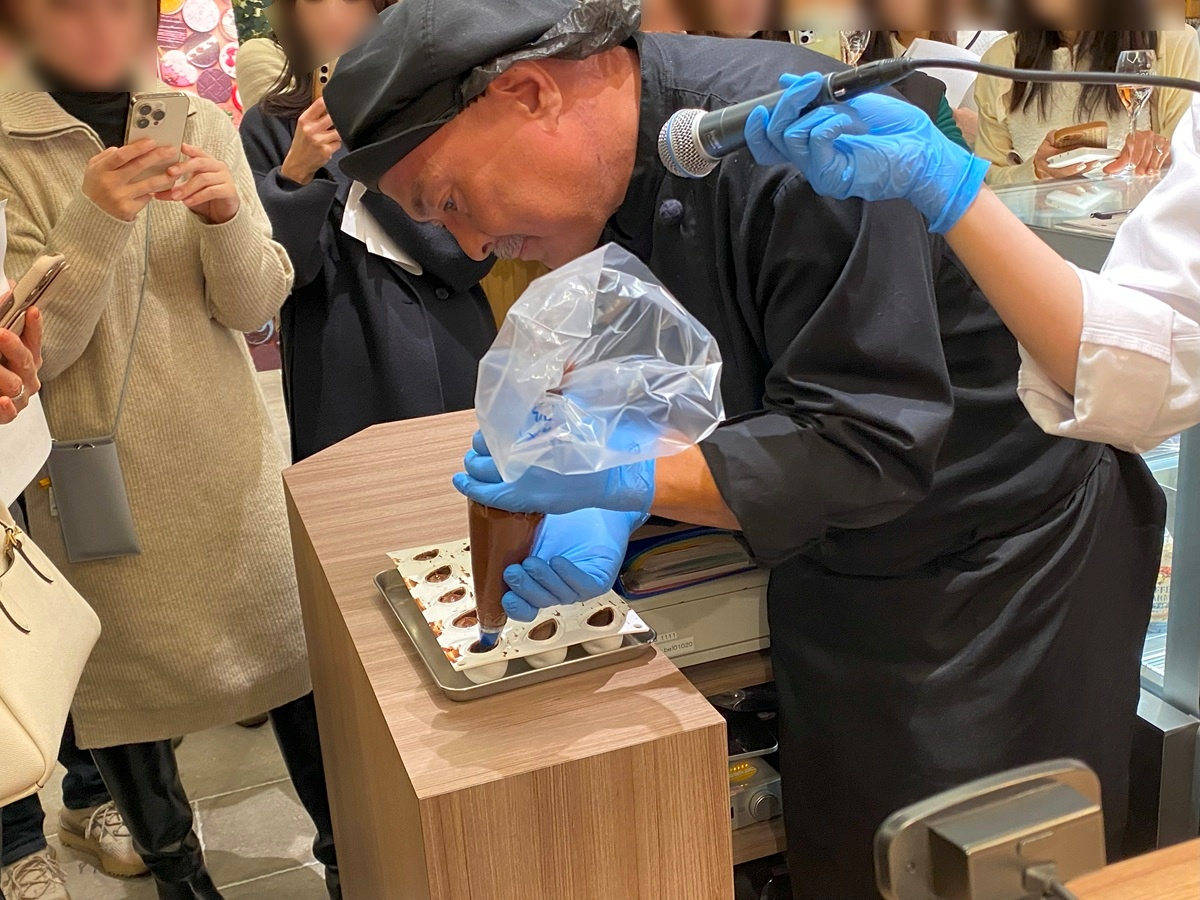 ふんわりと仕上げたムースを入れる