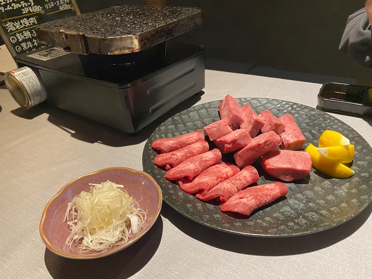 溶岩プレートの焼肉