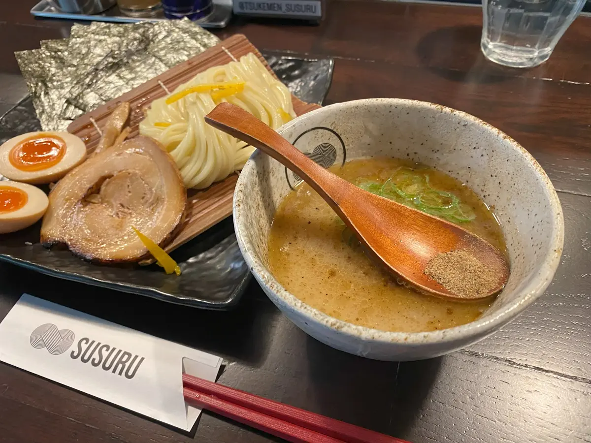 つけ麺すするの「濃厚魚介つけ麺」麺すくなめ