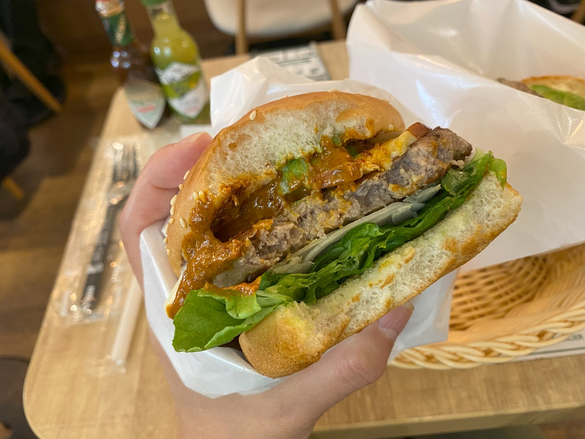 クラシックアボカドスモークチーズバーガーを実食