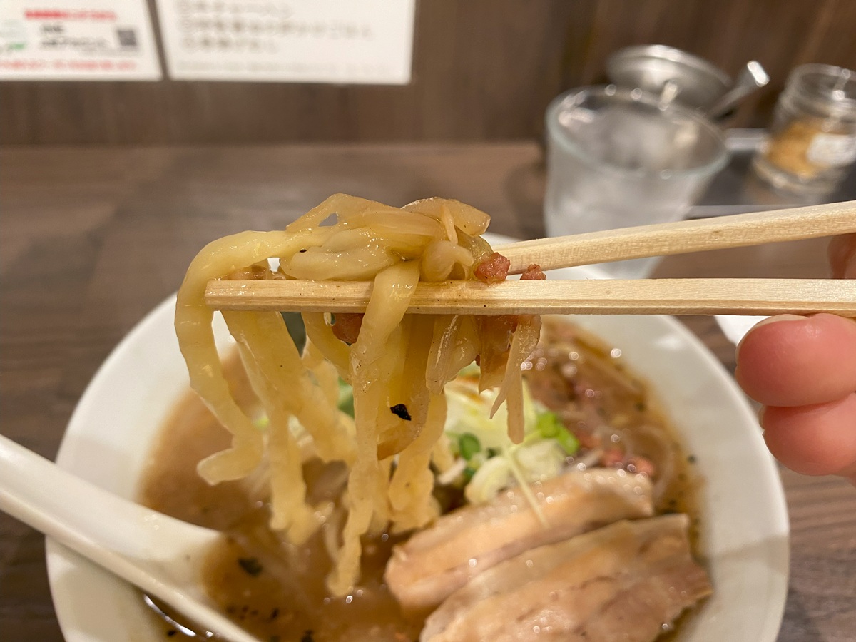 極太ちぢれ麺が特徴