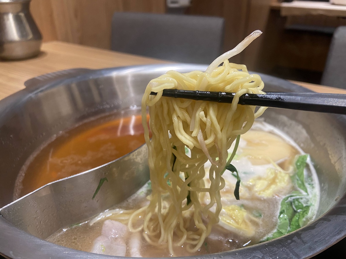 中華麺でだしの旨味をあますとこなく