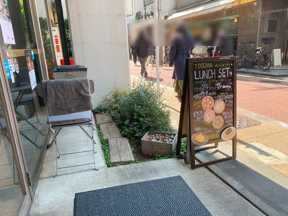 テラス席でランチをいただきます