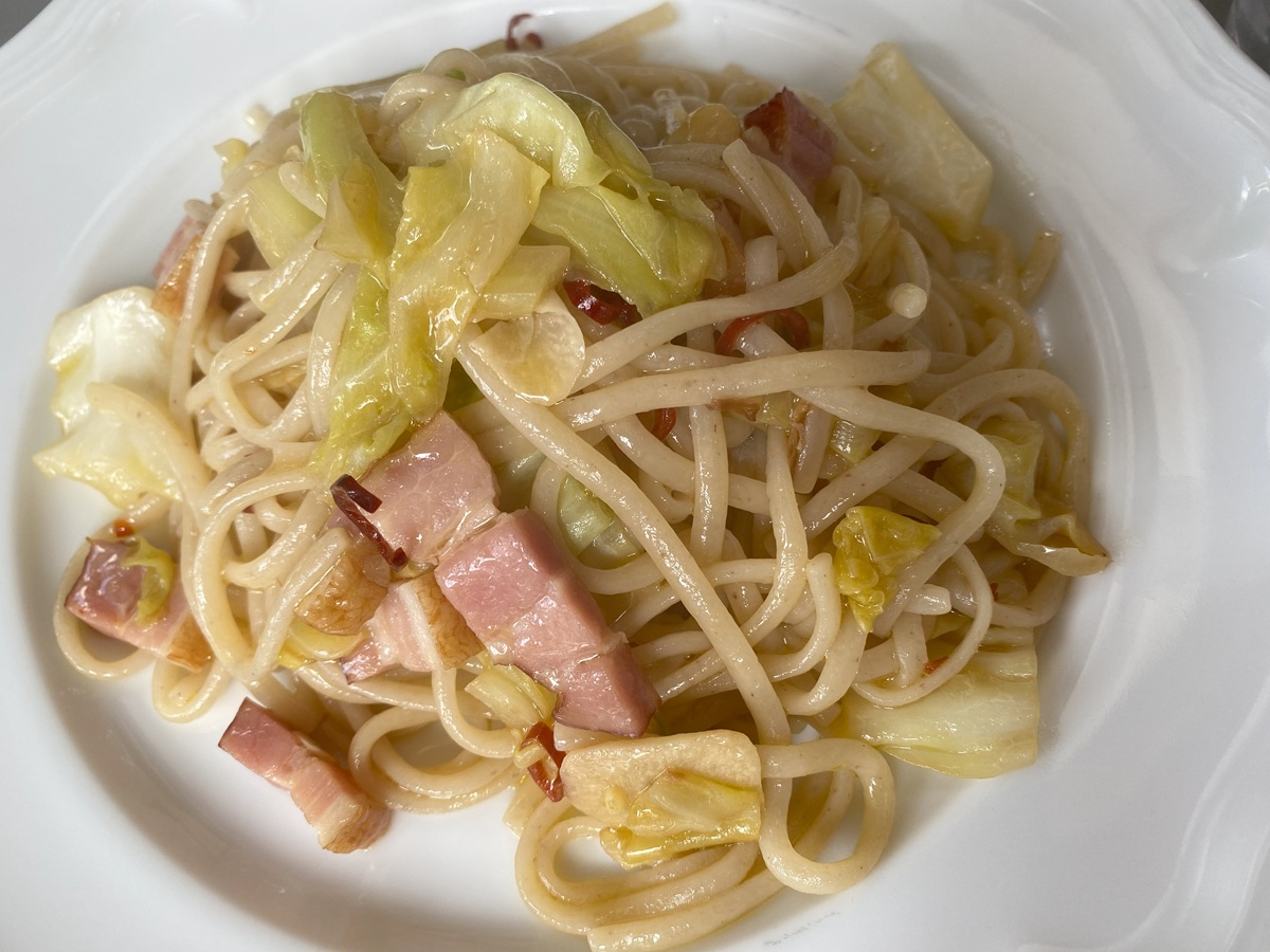 キャベツとベーコンのペペロンチーノ