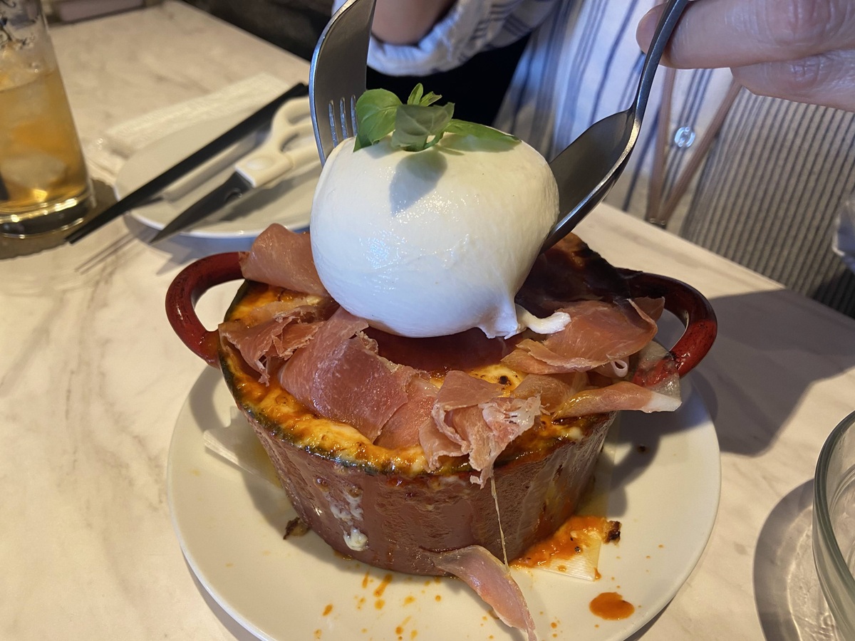 ボルケーノパスタの上にブラータチーズをオン