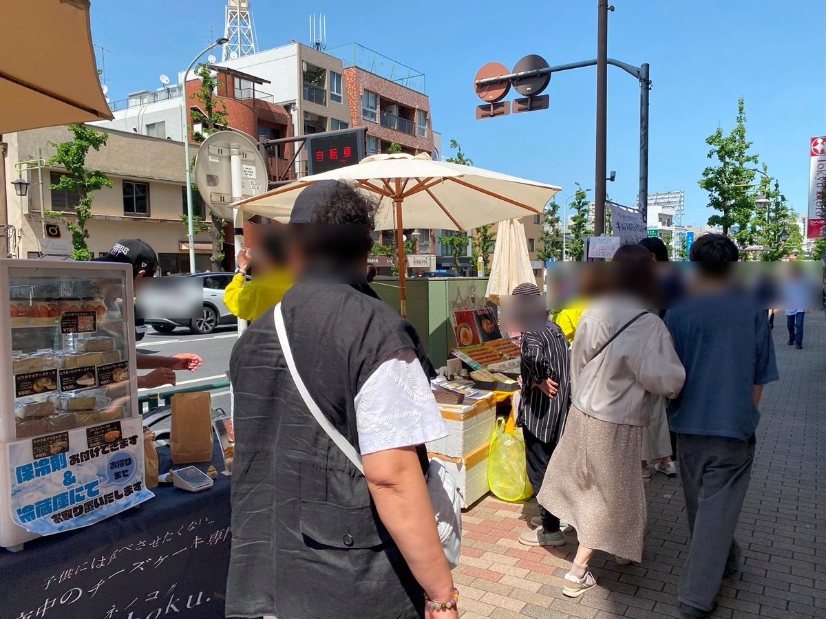 目黒通り沿いの歩道にずらりと並ぶお店