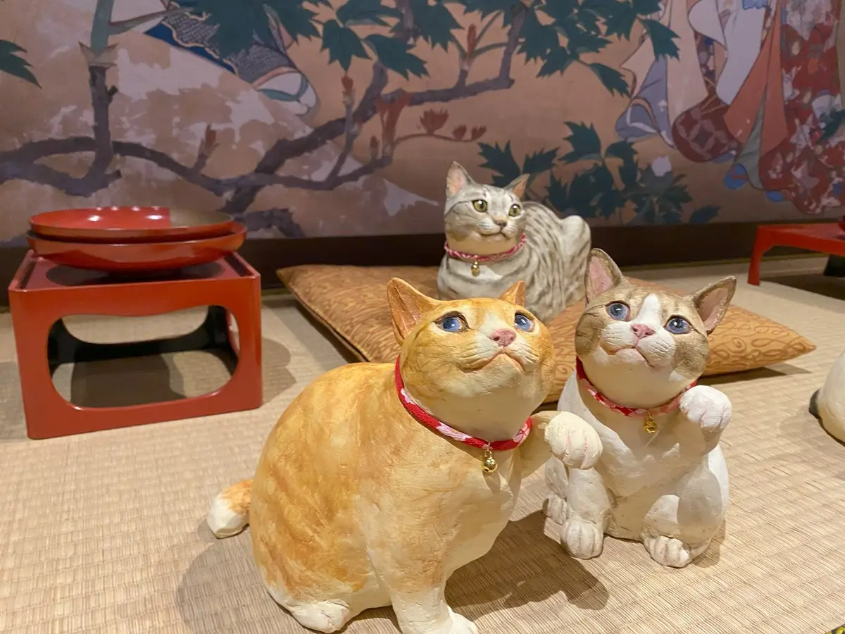 今にも動き出しそうな猫たち