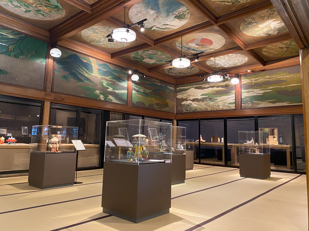 草丘の間の展示