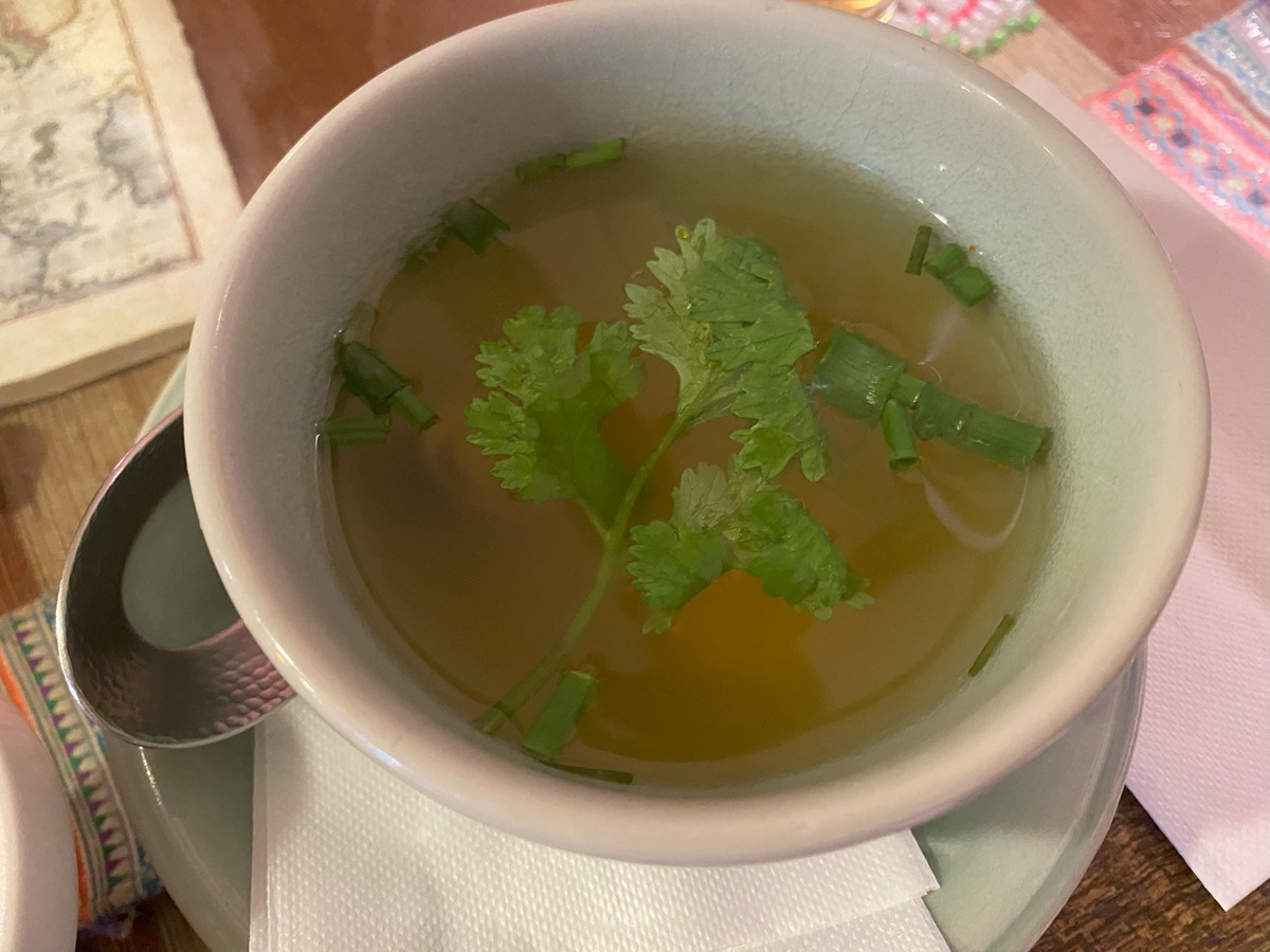 ランチのスープは辛酸っぱい