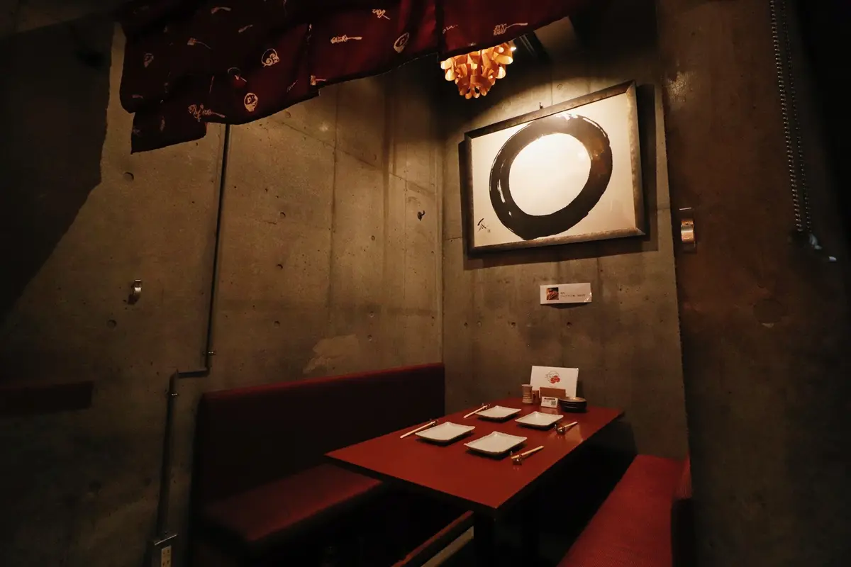 炭火焼MARU なかめぐろの店内