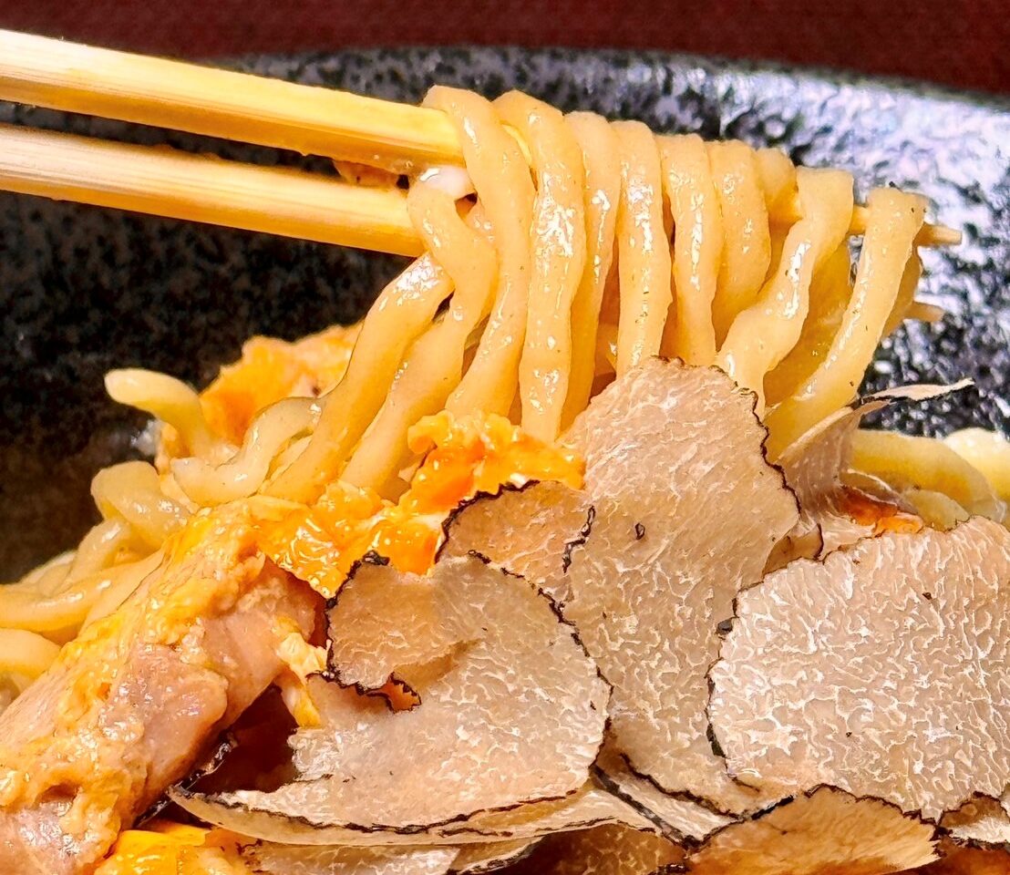 トリュフオイルとスライストリュフを贅沢に加えた「特上親子麺」