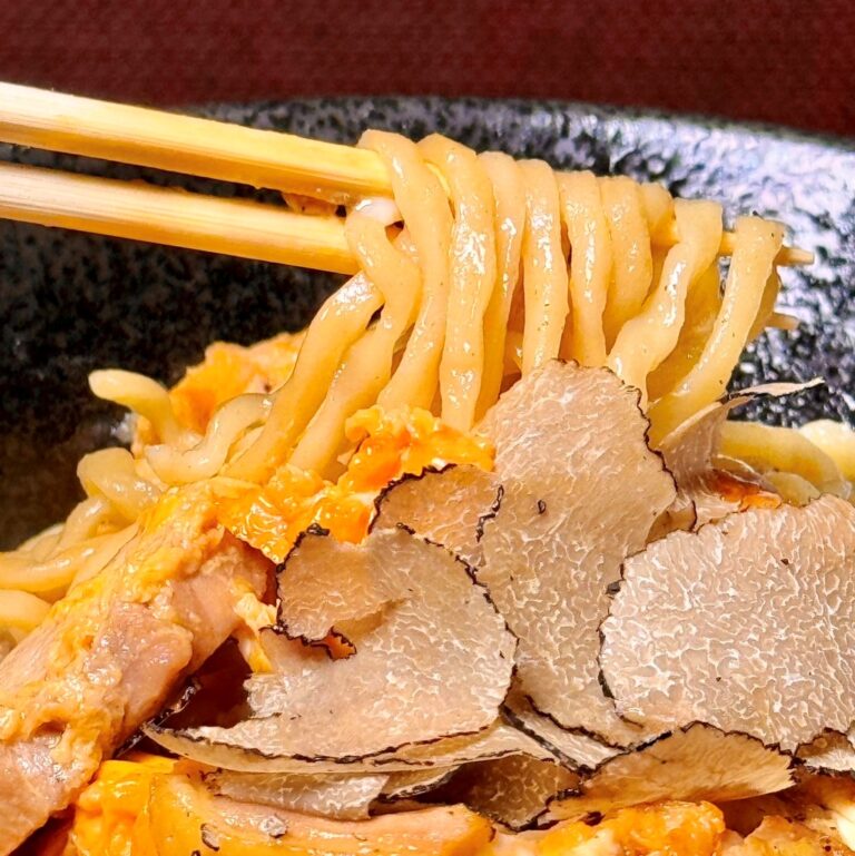 トリュフオイルとスライストリュフを贅沢に加えた「特上親子麺」