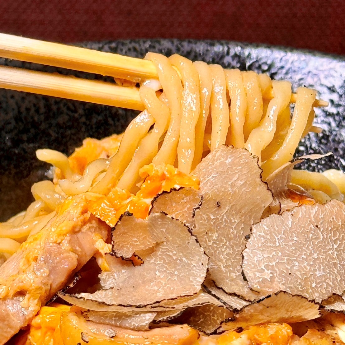 トリュフオイルとスライストリュフを贅沢に加えた「特上親子麺」