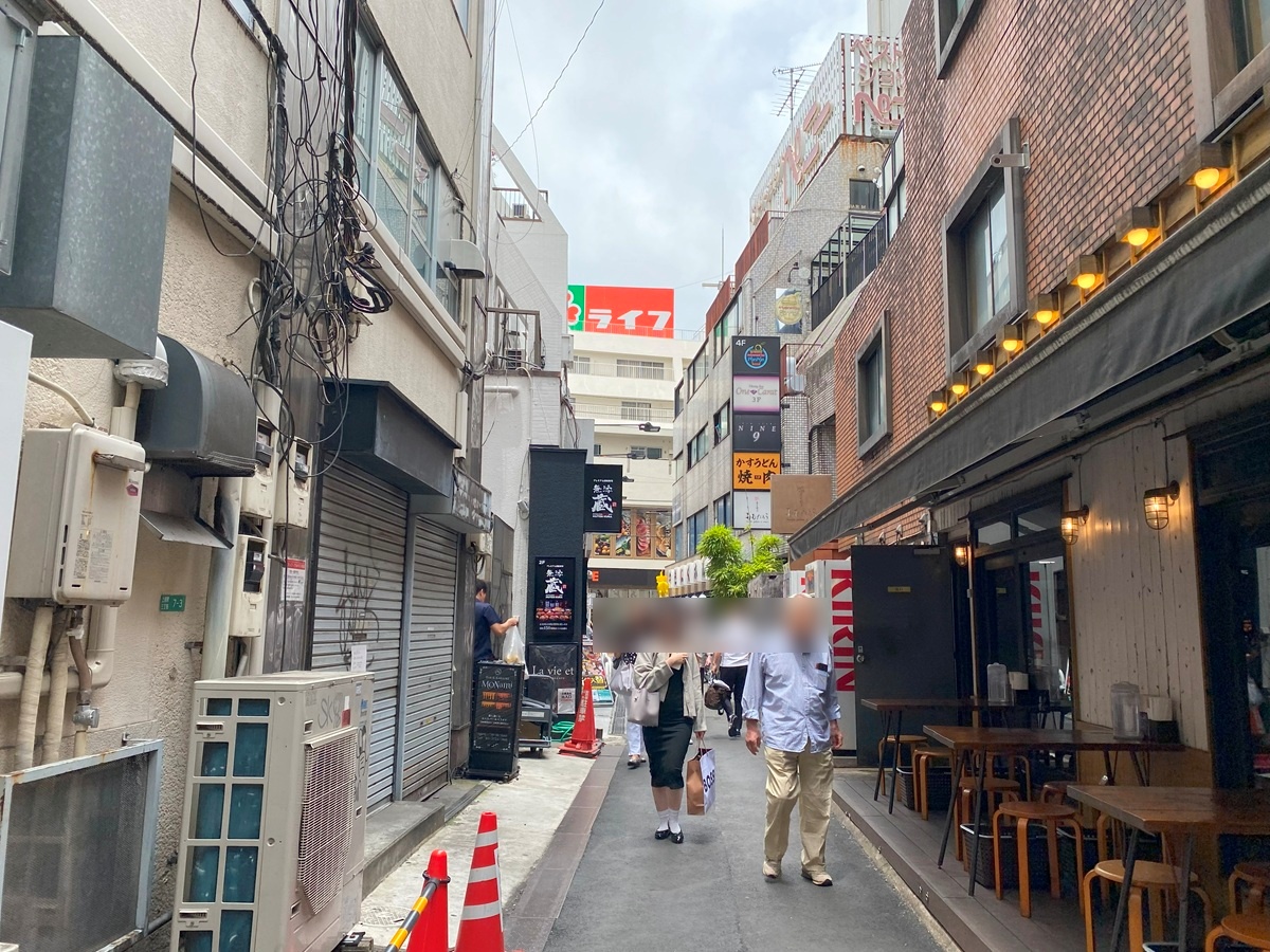 ライフ中目黒に向かう路地を進んだ左手に入口