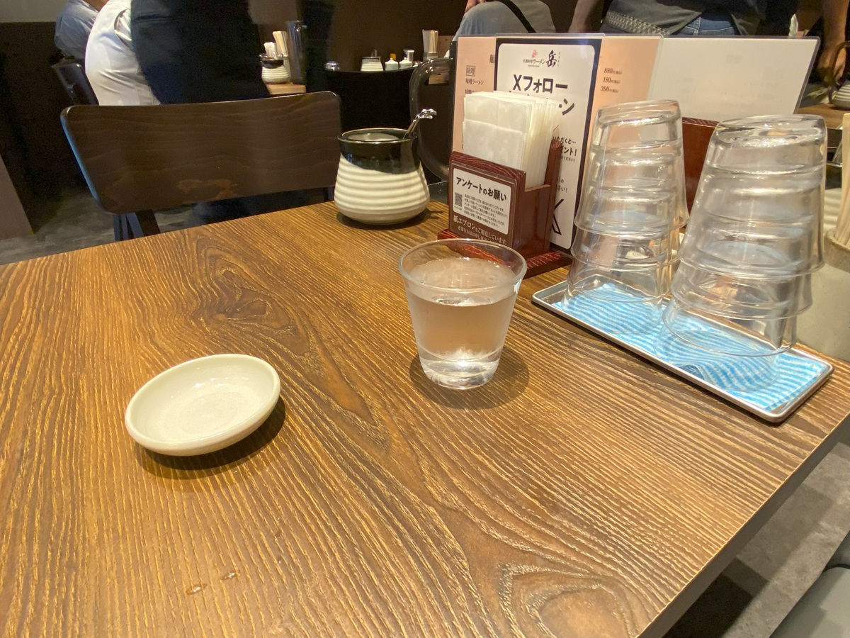 店内はお客様でほぼ満席