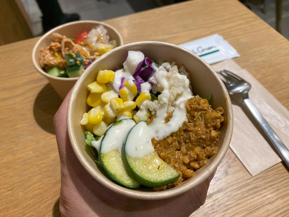 本格キーマカレーとズッキーニアチャールのサラダ