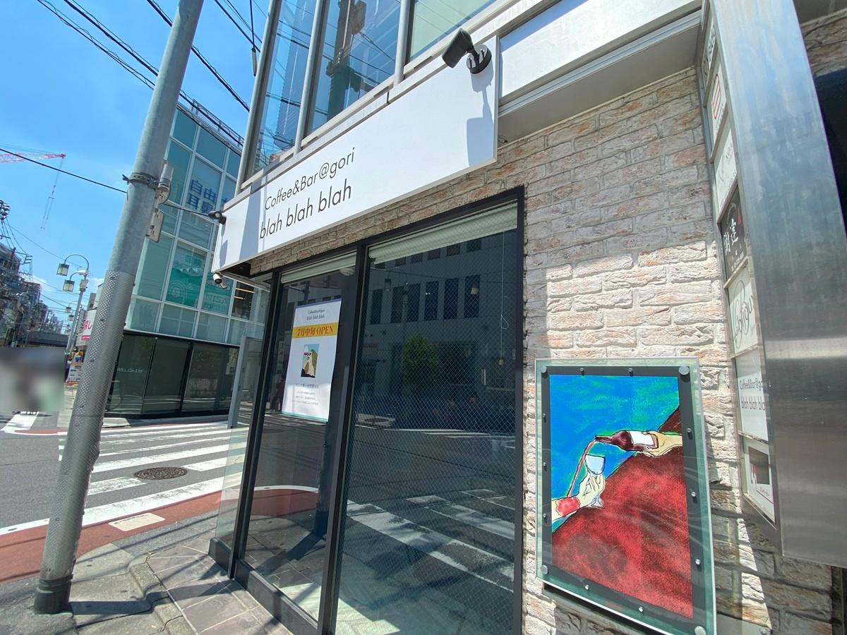 店内は狭いのでスタンド席？