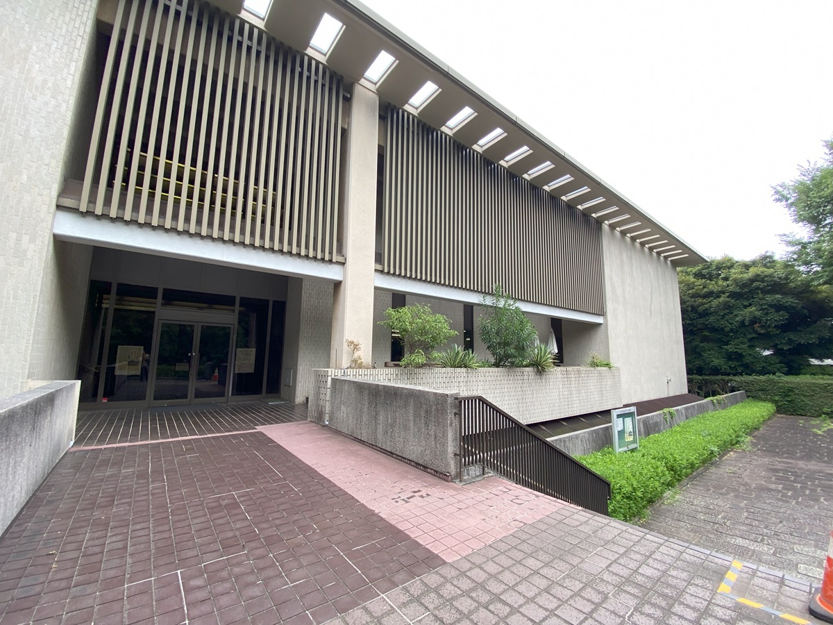 日本近代文学館の入口