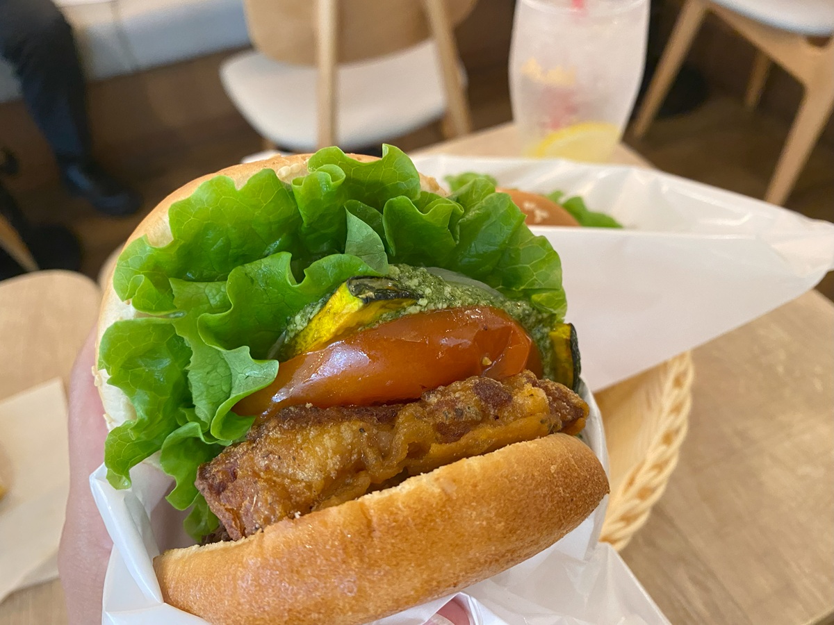 国産夏野菜のバジルチキンバーガー