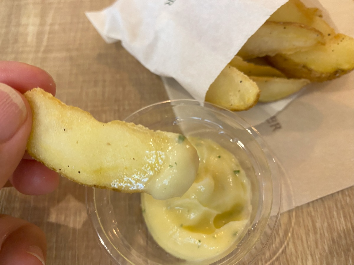 さっぱりとしつつもコクのあるサワークリームマヨソース