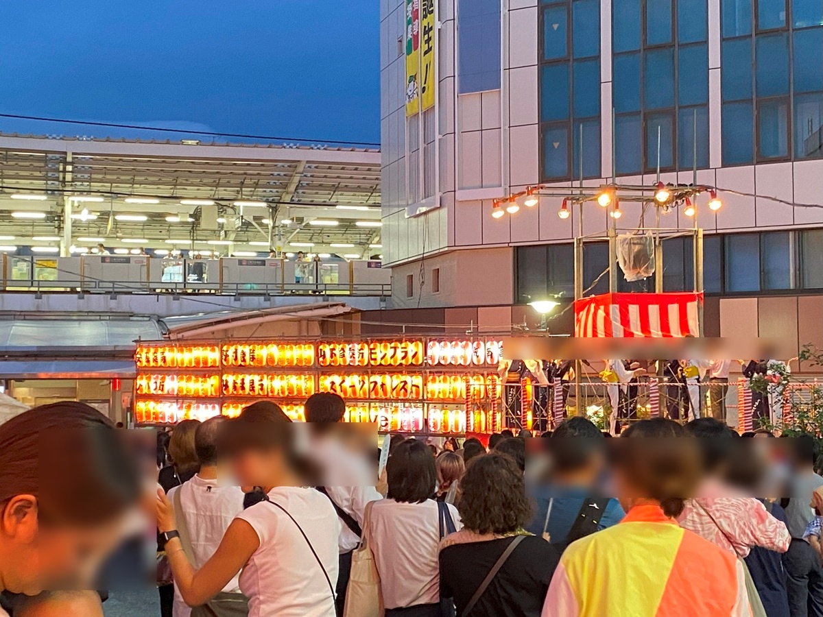 盆踊り大会開催中は駅前ロータリーが歩行者天国に