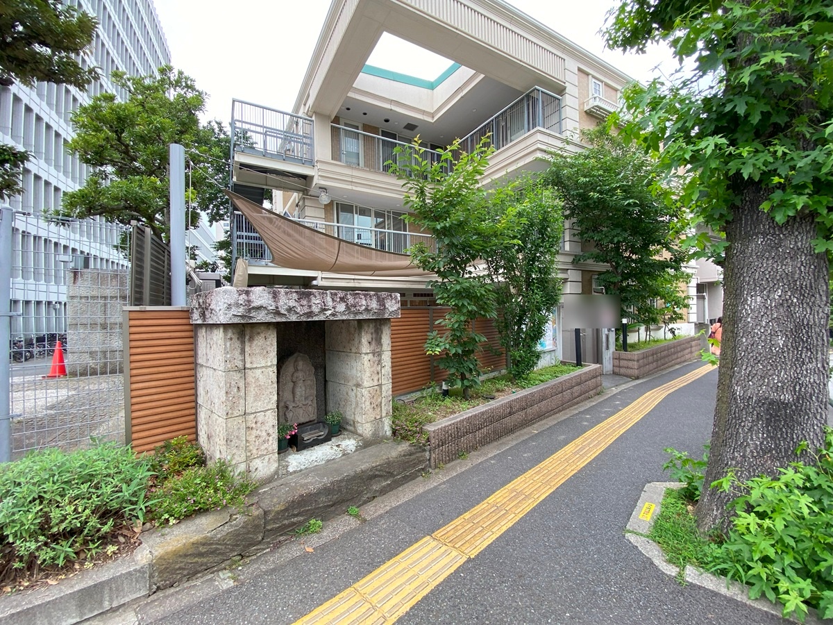 今も交通の要衝となっているけこぼ坂と庚申塔