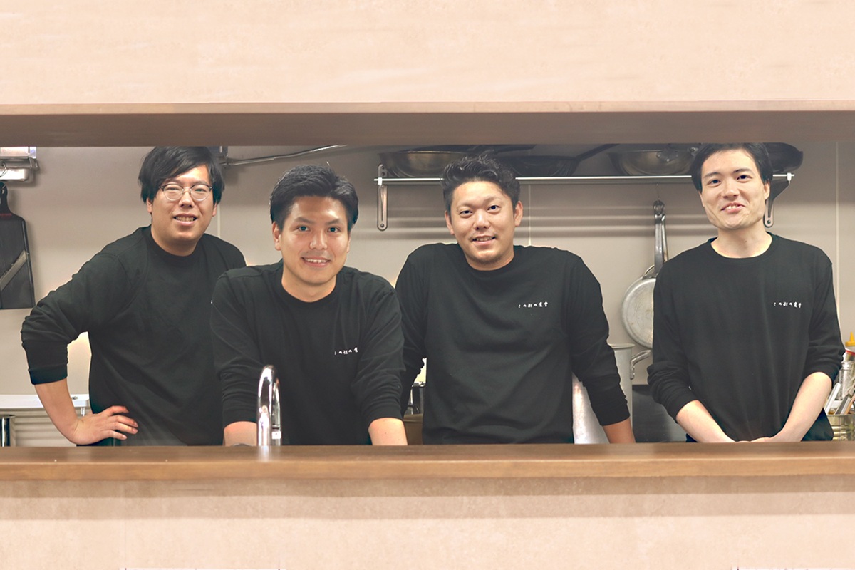この街の食堂のスタッフは直接雇用