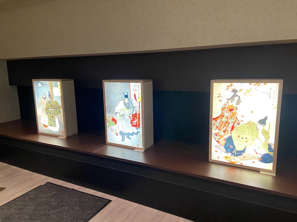 月岡芳年が描いた浮世絵が飾られるプロムナード