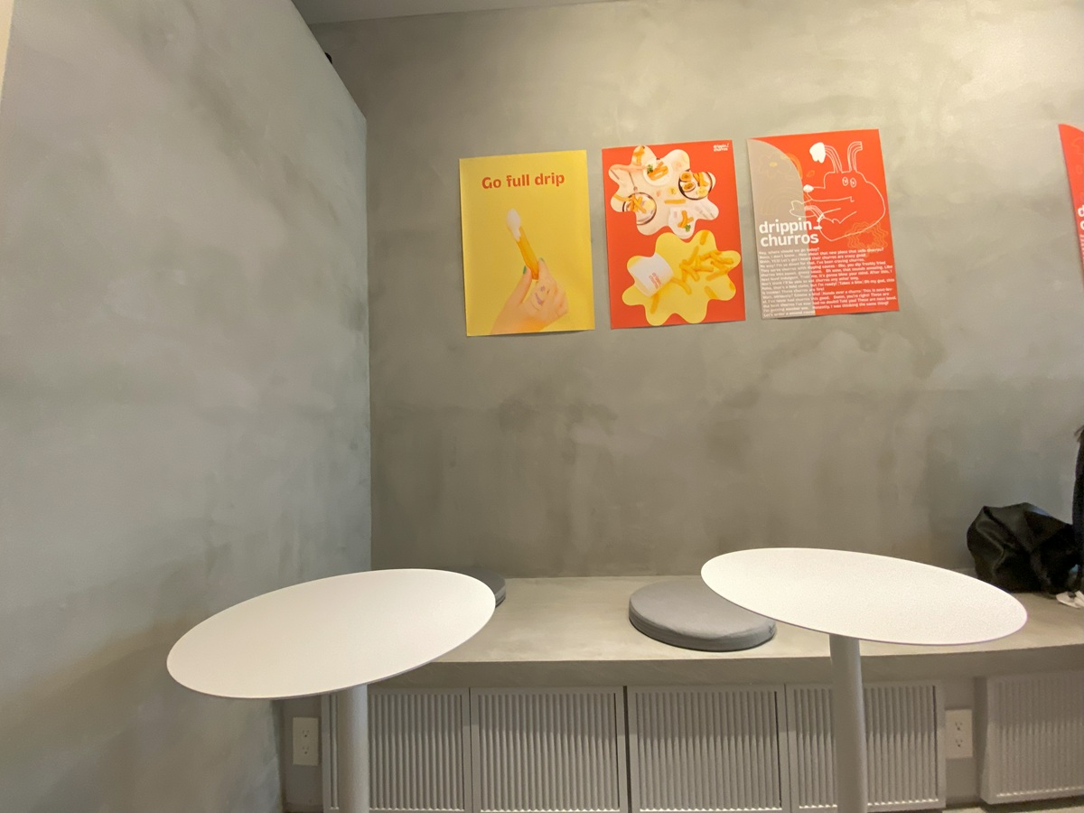 店内のテーブル席