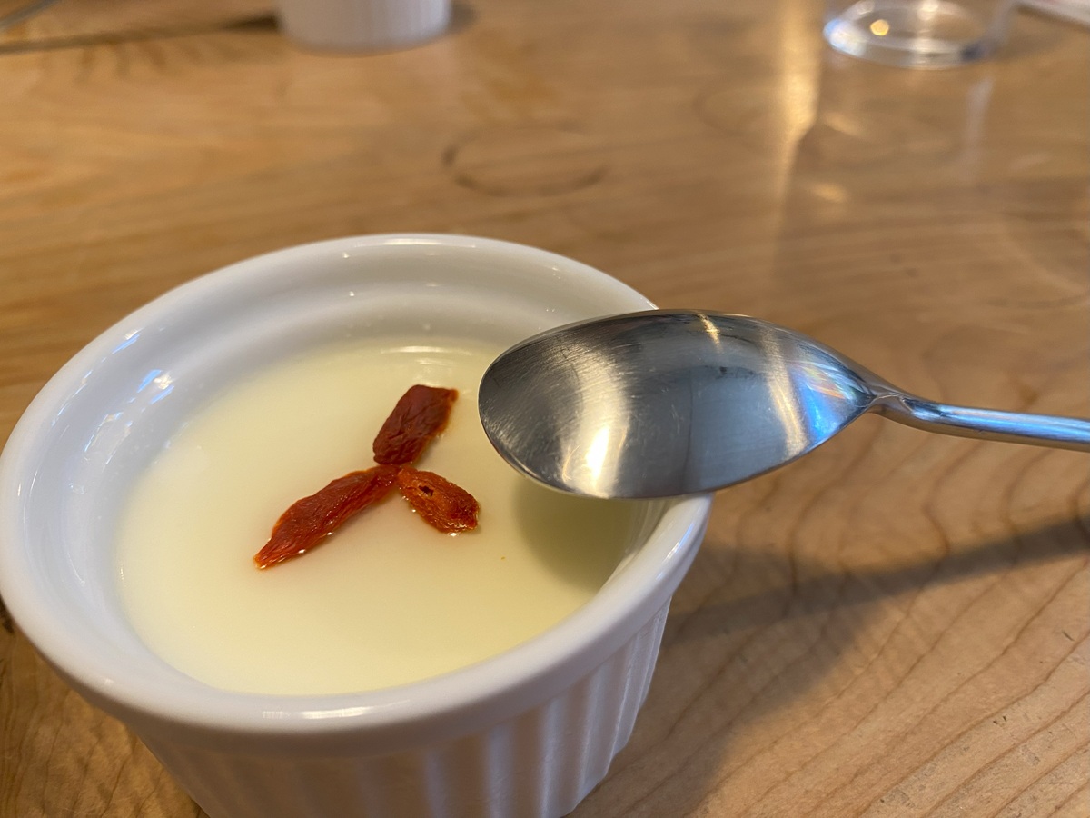 デザートはクコの実を添えた杏仁豆腐