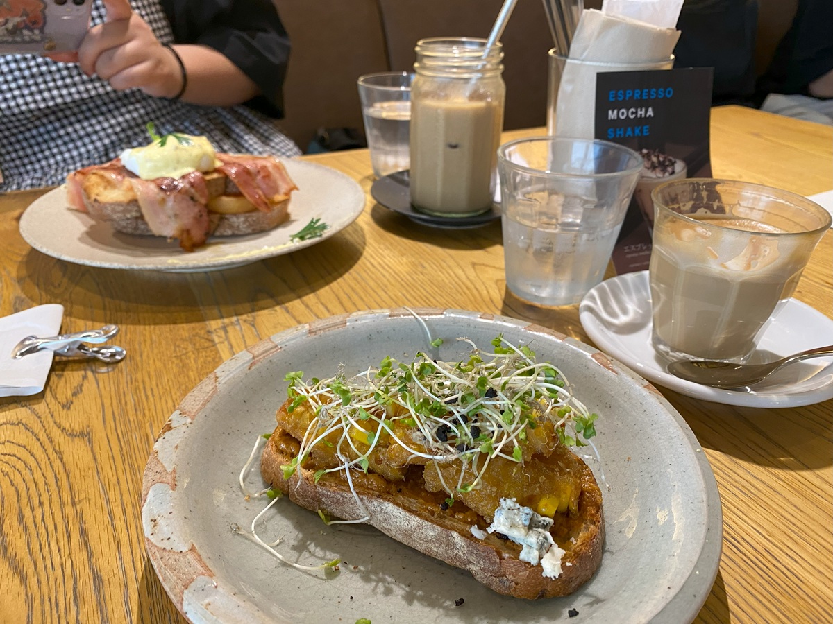 スモーブローとベーコンエッグベネディクトを注文