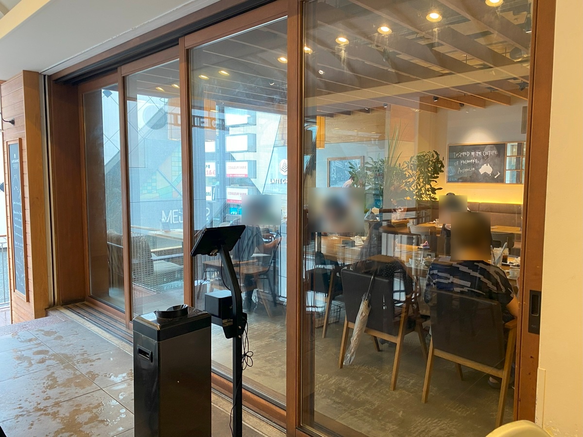 ガラス張りで明るい店内