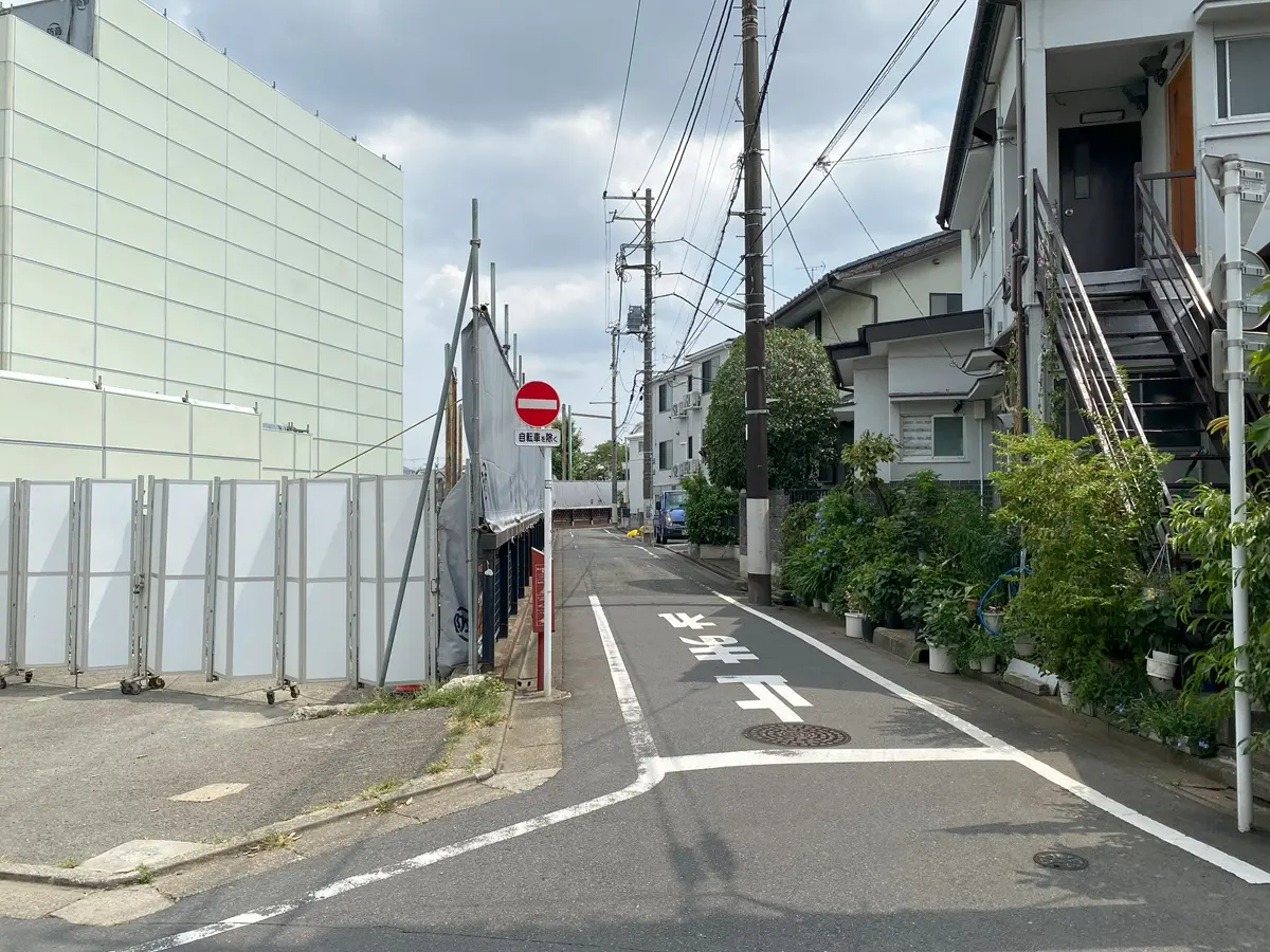 西側道路と建物の配置関係