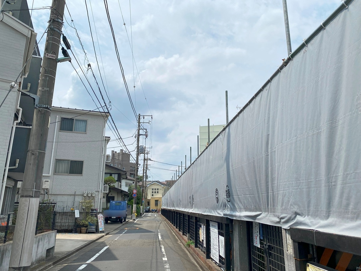 西側の道路と新校舎建設現場