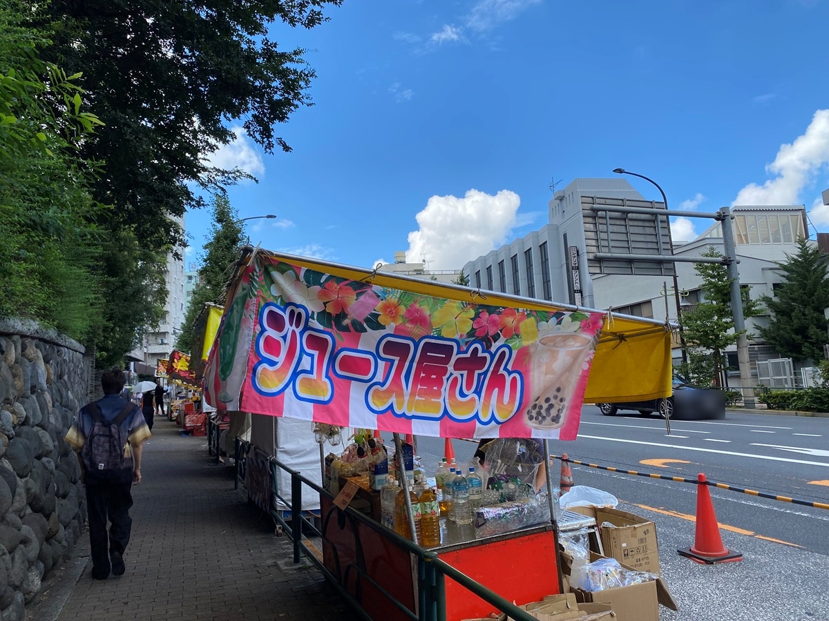 屋台がならぶ神社周辺