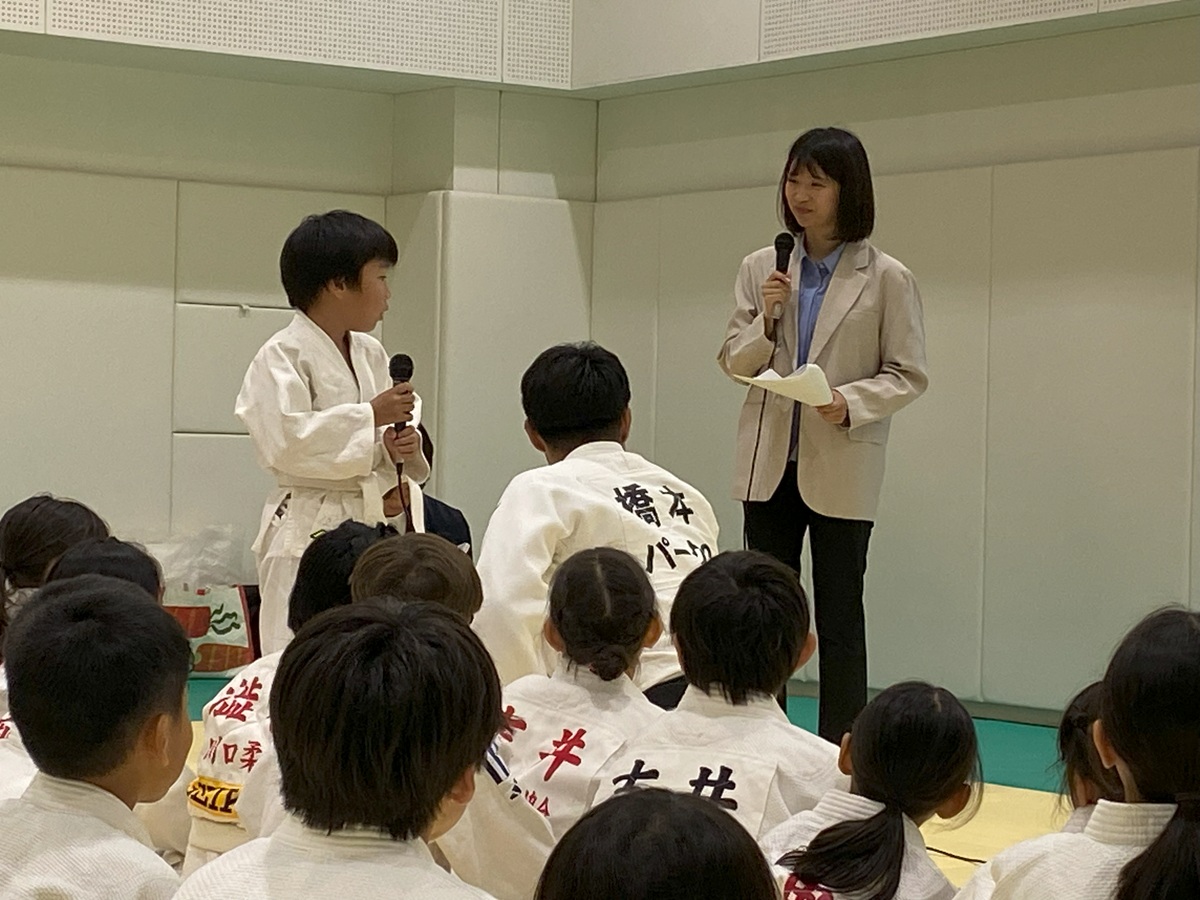 しっかりとクイズに答えるお子さん