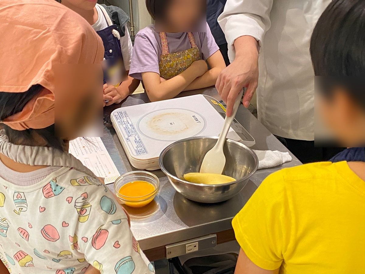 加熱したシュー生地に玉子を混ぜる