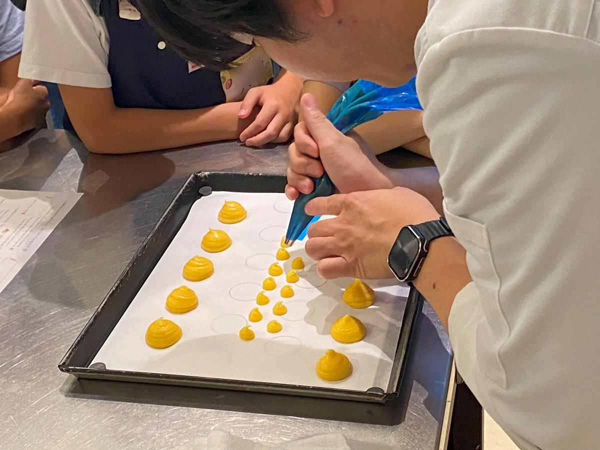クマちゃんシュークリームのパーツも作ります