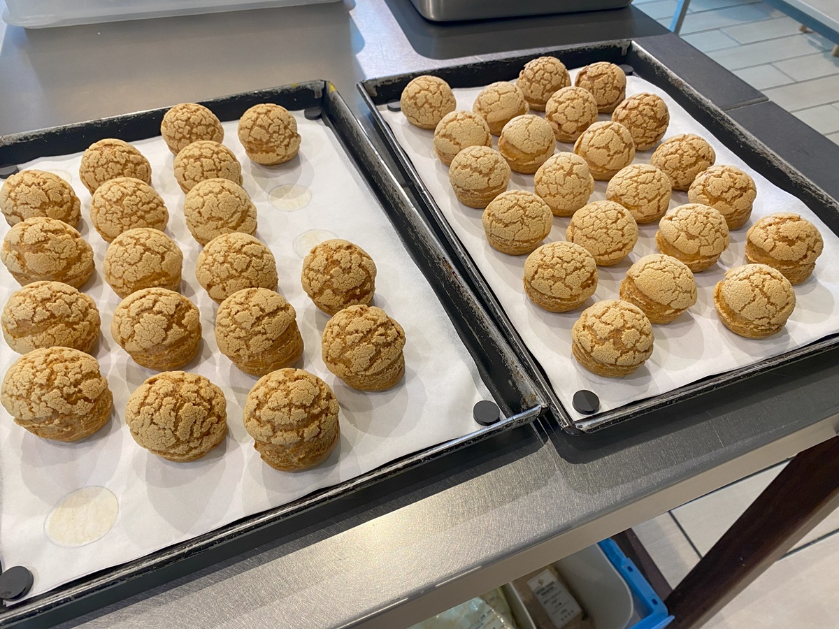 こんがりと焼きあがったシュー生地