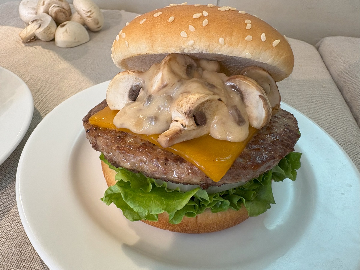 マッシュルームチーズバーガー　ポルチーニクリームソース
