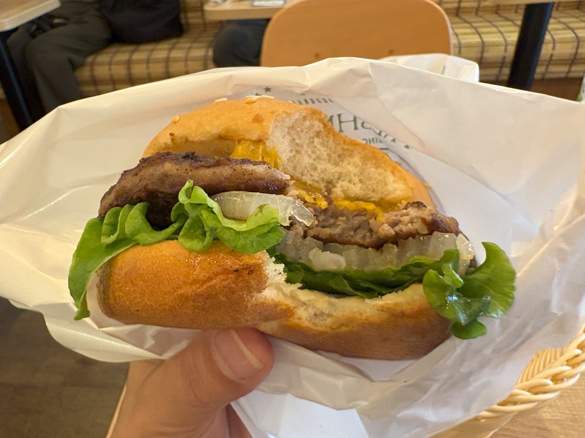 マッシュルームとジューシーなパティ、たまねぎのハーモニー