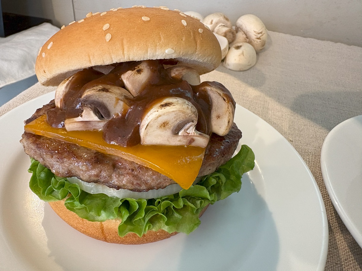 マッシュルームチーズバーガー　トリュフデミグラスソース