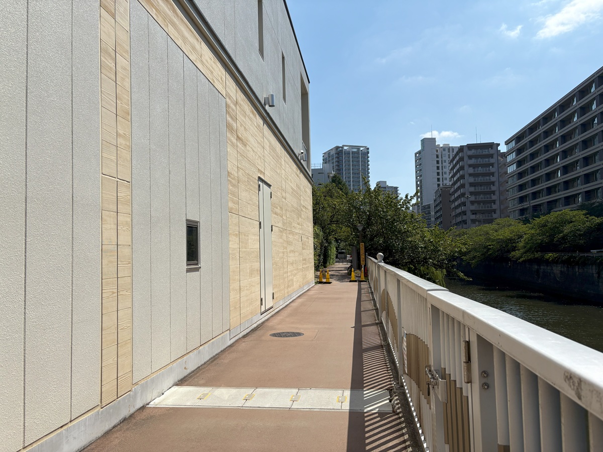 奥行きのない細長い建物