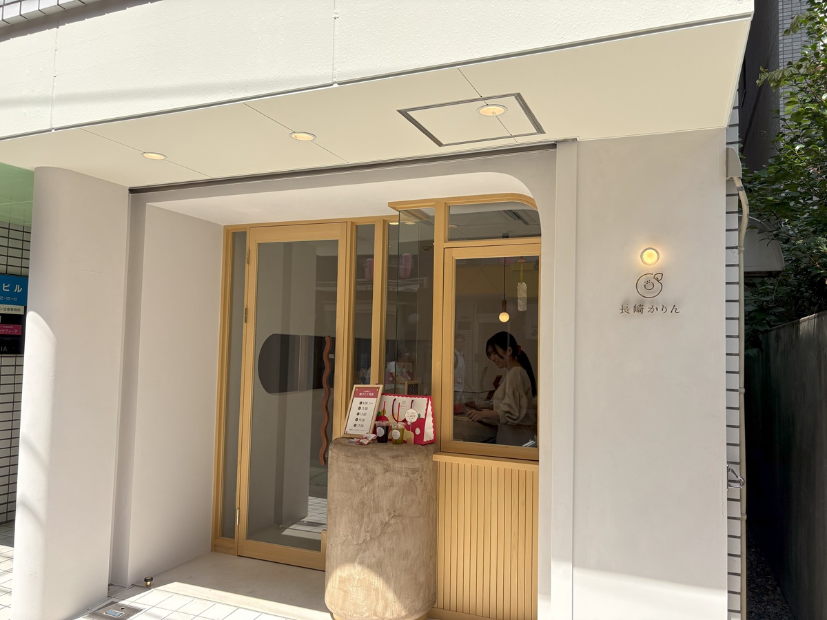 白と木目のインテリアが美しい「長崎かりん」