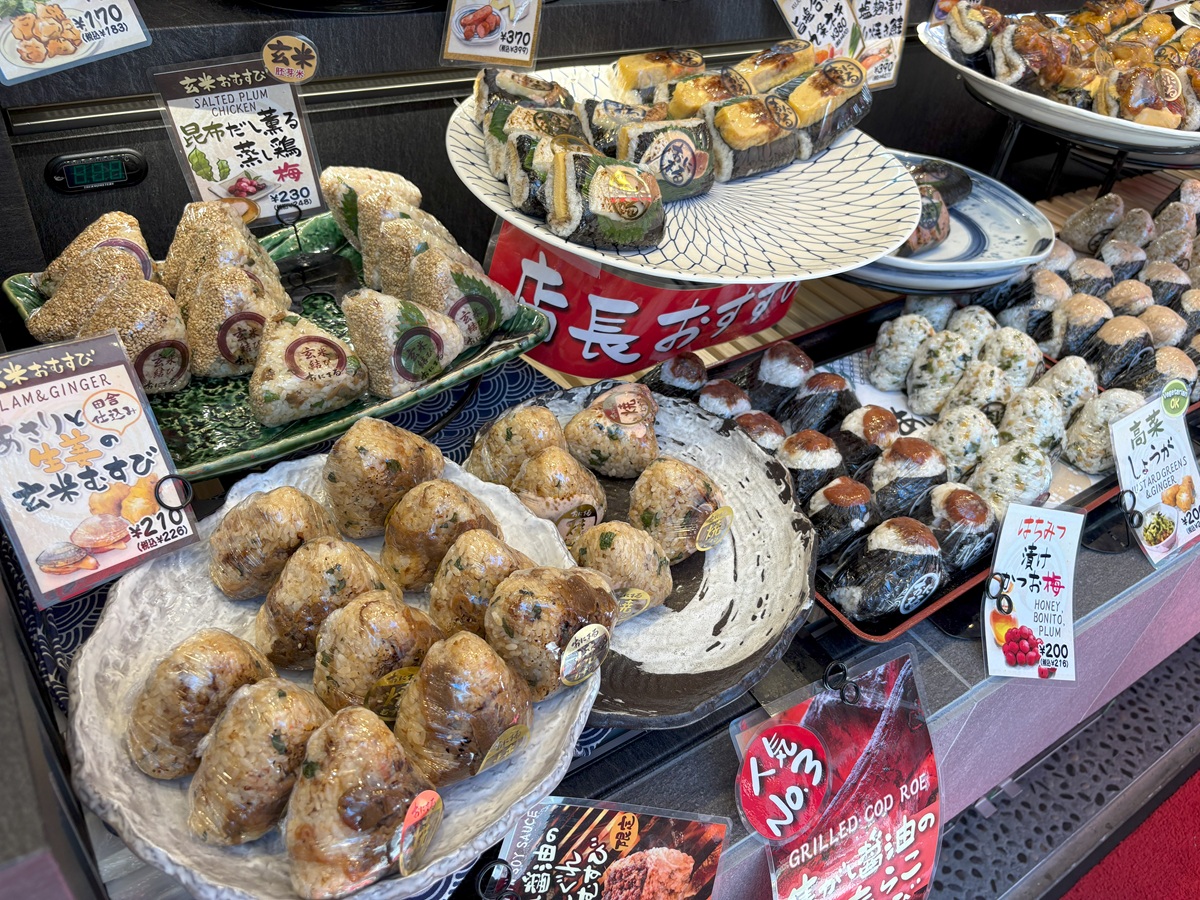 さまざまな具材のおにぎりがずらり