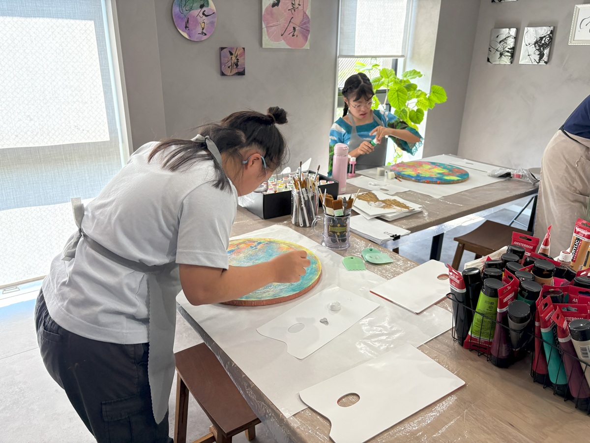 個性的な絵を制作中
