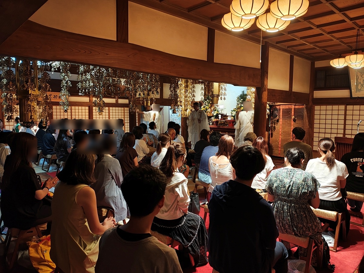 加持祈祷を受ける参加者