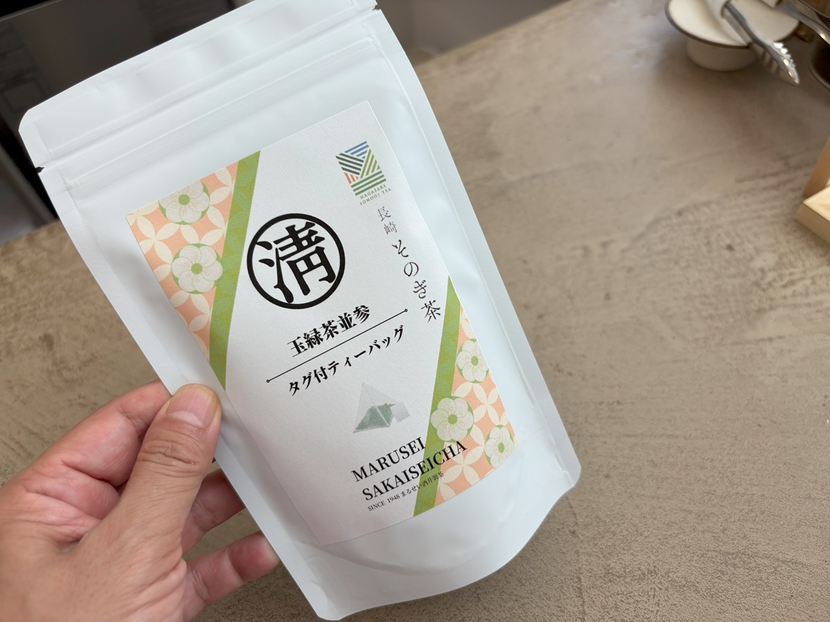 長崎県東彼杵町で栽培される「蒸し製玉緑茶」で、勾玉のような丸みを帯びた茶葉が特徴